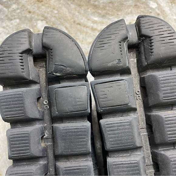 ON Cloud 5 Waterproof Running Shoe (Women) ALL BLACK SIZE 7 (59.98838) - Picture 3 of 12